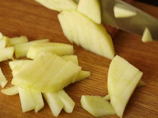 Нарежьте яблоко так, чтобы его можно было съесть с другими ингредиентами
