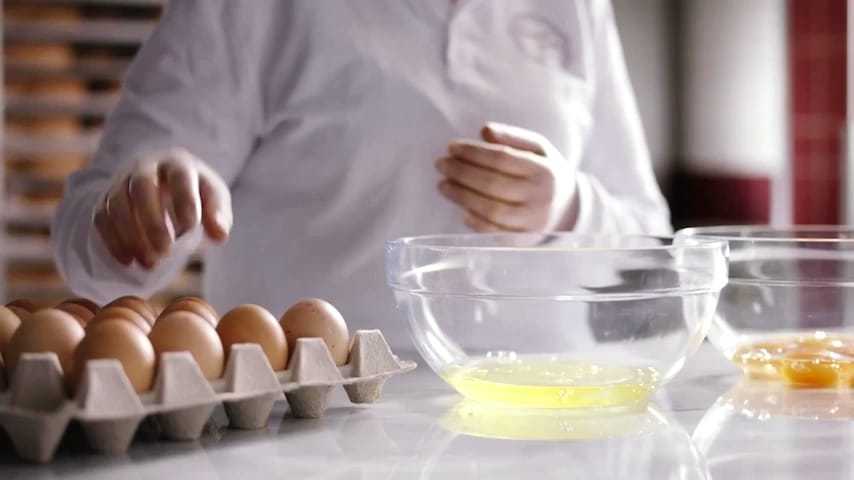 Разделите яйца на белки и желтки