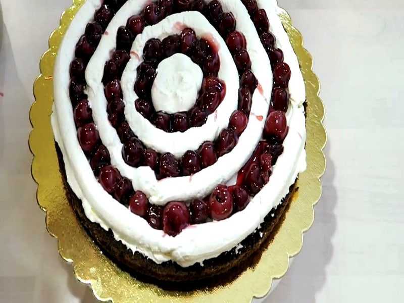 Шварцвальдский торт Черный лес с вишнями и сливками 1